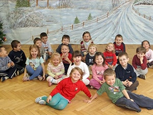 dzieci siedzą w przedszkolu niepubliczym na pradze południe